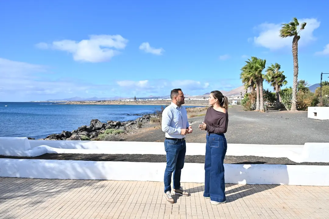 El alcalde de Arrecife Yonathan de Le&oacute;n y la concejala de Playas y Medio Ambiente, Davinia D&eacute;niz, en la playa de El Cable donde el Ayuntamiento mejorar&aacute; la accesibiidad con una rampa 1