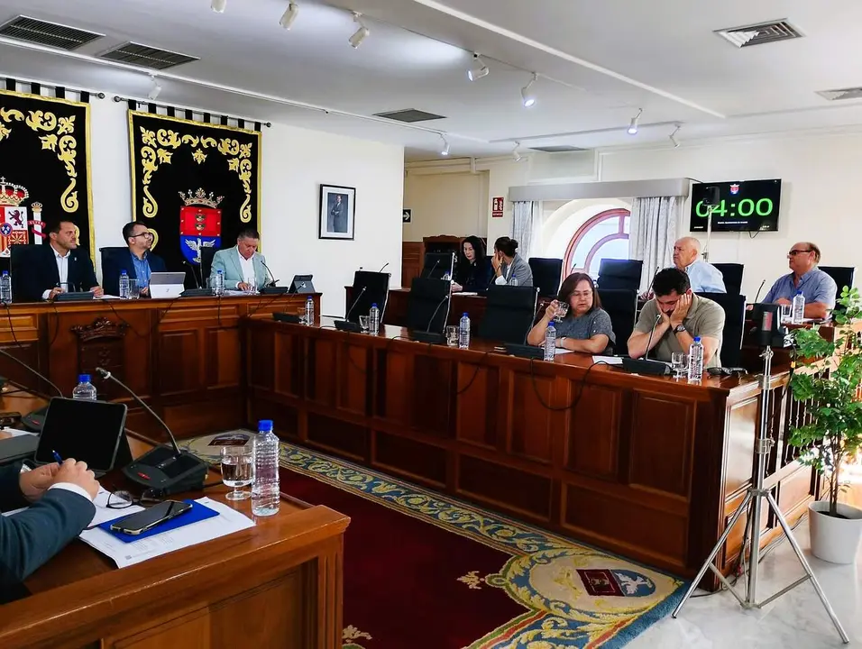 Imagen del sal&oacute;n de plenos del Ayuntamiento de Arrecife en la ma&ntilde;ana de este viernes, donde fueron acordadas las sanciones y clausura a estos dos establecimientos  (1)