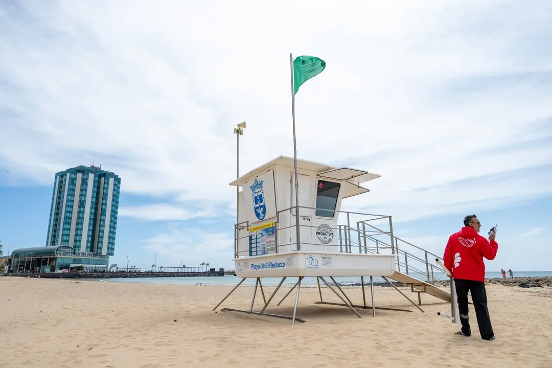 El Ayuntamiento de Arrecife tiene un servicio diario de socorrismo y vigilancia en la playa de El Reducto, cuya r&aacute;pida actuaci&oacute;n ha evitado una tragedia 
