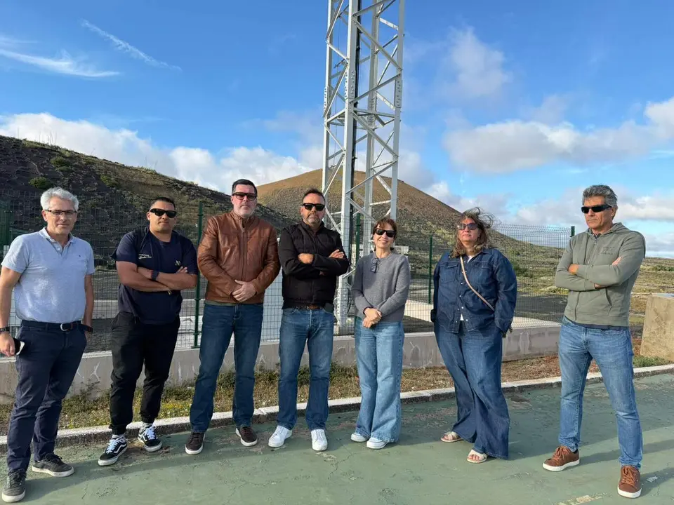 Visita de Nueva Canarias Tías junto al parlamentario Yoné Caraballo y vecinos de Masdache a la torreta instalada en el pueblo.