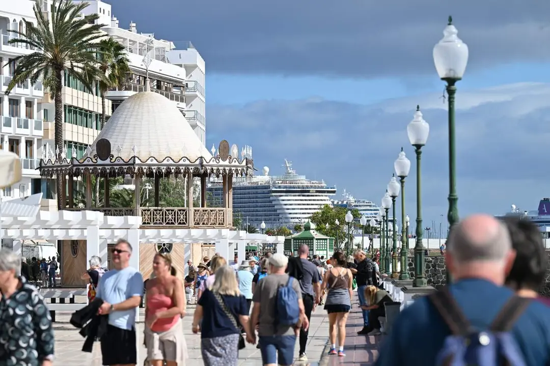Cruceros atracados en los puertos de Arrecife, y turistas en la ciudad 