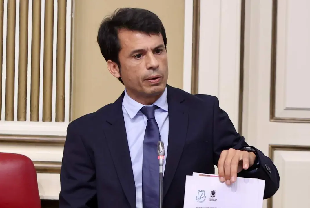 Marcos Bergaz (PSOE) en pleno del parlamento de Canarias 