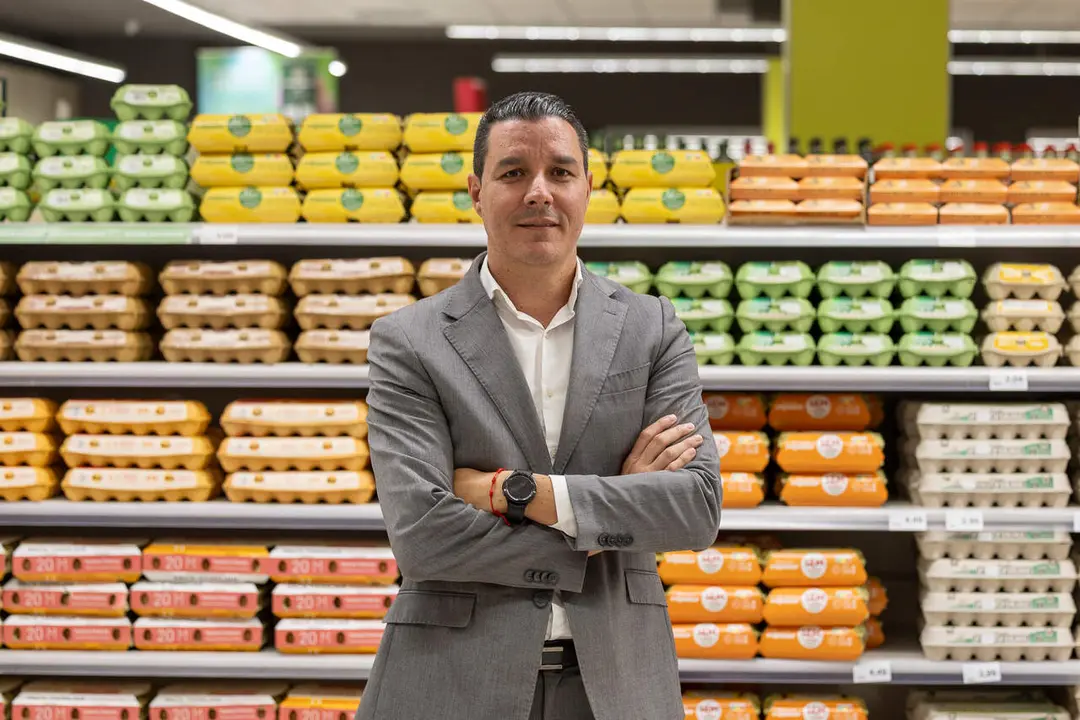 Roberto Su&aacute;rez, secci&oacute;n huevos HiperDino