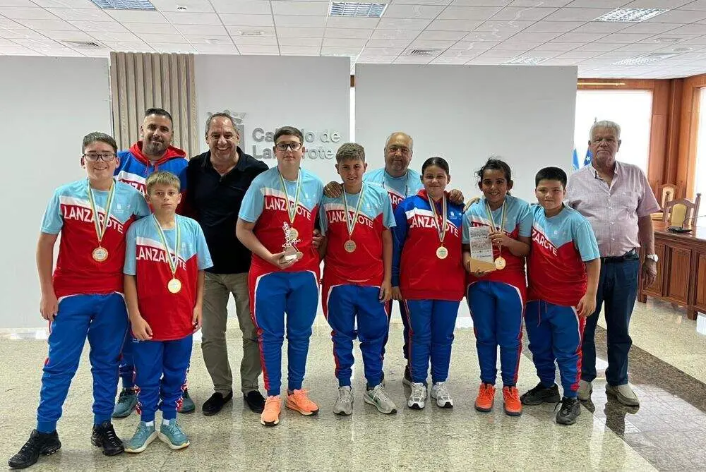 <p>Los campeones de Canarias de bola canaria en edad escolar&nbsp;</p>
