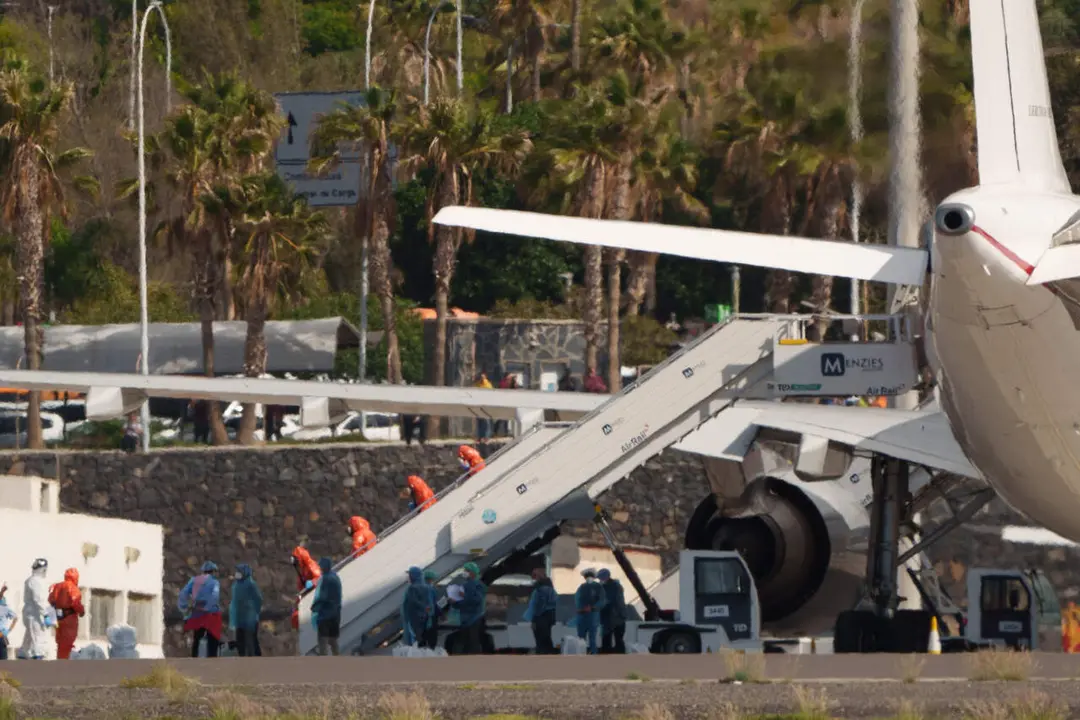 Los catorce pasajeros espa&ntilde;oles que iban a bordo del crucero que ha sufrido un brote de hantavirus durante su traves&iacute;a por el Atl&aacute;ntico Sur, el MV Hondius, han embarcado en el aeropuerto de Tenerife Sur en el avi&oacute;n del Ej&eacute;rcito del Aire que los trasladar&aacute; a Madrid (Efe)