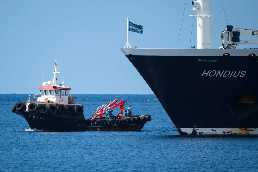 &nbsp;El crucero MV Hondius est&aacute; fondeado en el puerto de Granadilla de Abona (Tenerife) mientras prosigue el desembarco de sus pasajeros en condiciones de seguridad sanitaria (Efe)