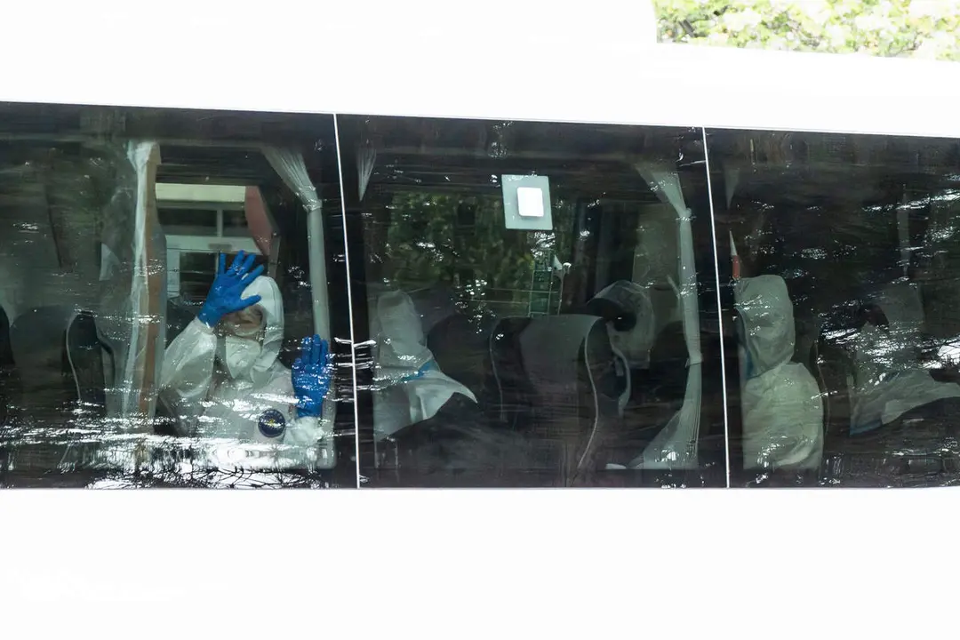 Un autob&uacute;s transporta a los ciudadanos espa&ntilde;oles que se encontraban en el crucero MV Hondius este domingo desde la Base A&eacute;rea de Torrej&oacute;n hasta el Hospital G&oacute;mez Ulla