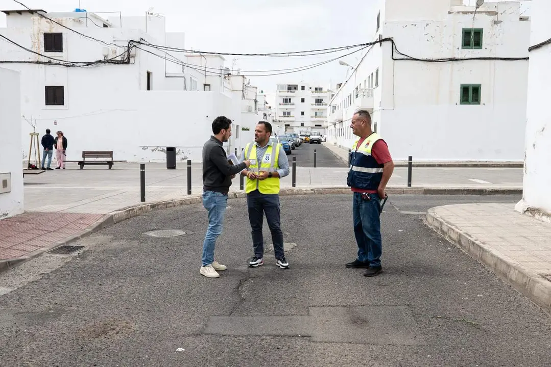 El alcalde Yonathan de Le&oacute;n, junto al ingeniero jefe de Obras P&uacute;blicas del Ayuntamiento y el encargado municipal de Obras,en  Valterra calles que se est&aacute;n reasfaltando