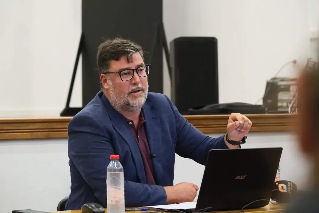 Foto Isidro Pérez, alcalde de San Bartolomé, durante el encuentro vecinal en Playa Honda