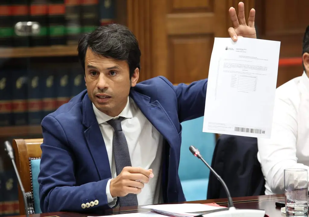 Marcos Bergaz (PSOE) en comisión parlamentaria de Obras Públicas, Vivienda y Movilidad