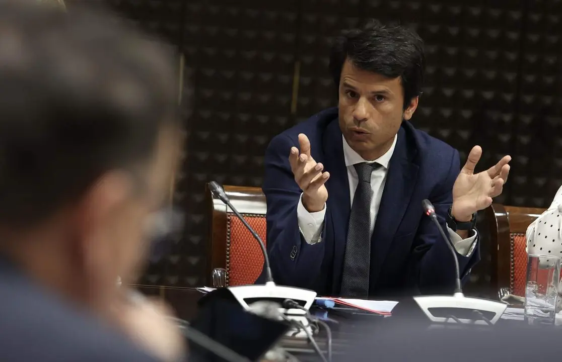 Marcos Bergaz (PSOE) junto al consejero Manuel Miranda (CC) en comisi&oacute;n parlamentaria de Aguas