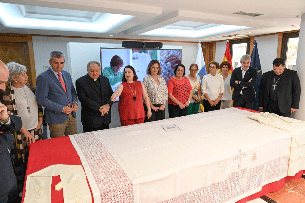 Regalo institucional para la visita del Papa