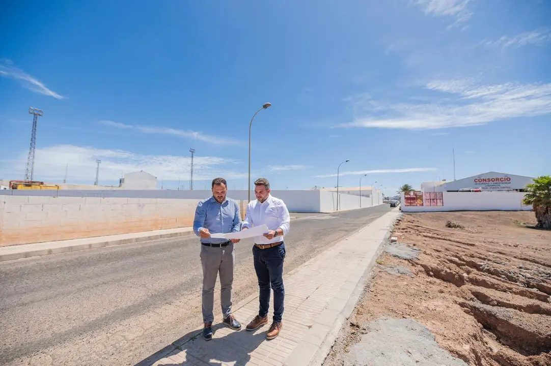 El alcalde de Arrecife y el consejero de Obras P&uacute;blicas del Cabildo junto a la parcela donde se construir&aacute; la nueva instalaci&oacute;n deportiva de Argana, y  que la Junta de Gobierno ha aprobado la segregaci&oacute;n 