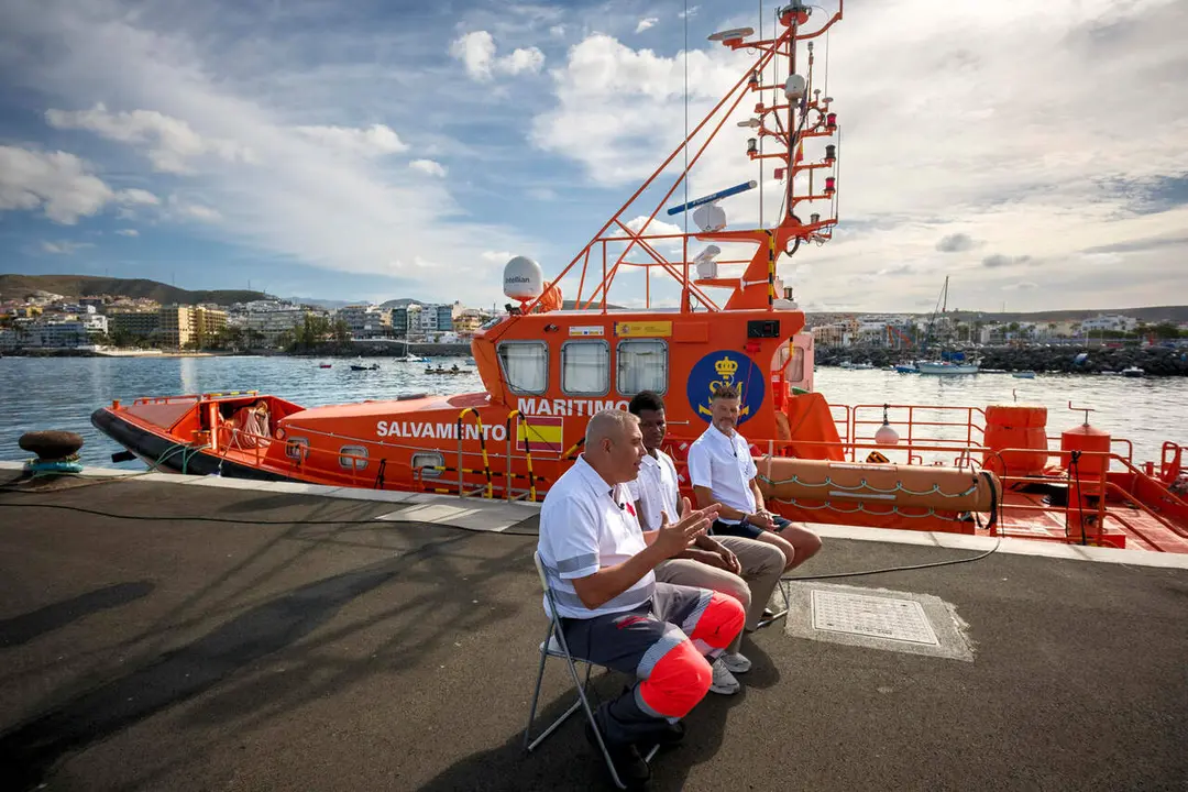 el patr&oacute;n de la Guardamar Urania, de Salvamento Mar&iacute;timo, Tito Vilarmea (d); el inmigrante senegales Ousseynou Fall (c); y el responsable de los equipos que despliega Cruz Roja en los puertos de Canarias. EFE