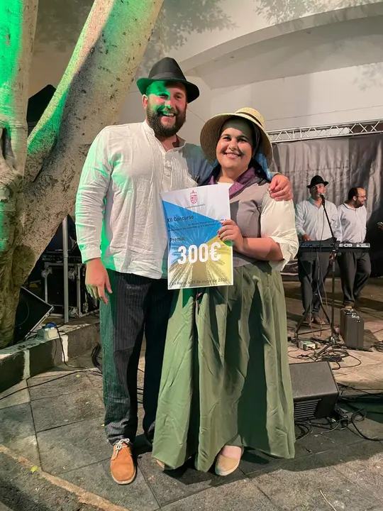 El concejal de Festejos, Alberto de Le&oacute;n, con la ganadora de la Puesta de Mantel