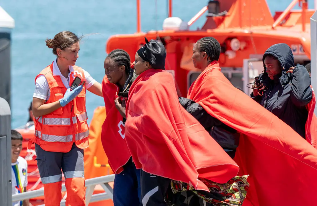 La Salvamar Al Nair ha rescatado en la tarde de hoy mi&eacute;rcoles a 65 personas de origen subsahariano y magreb&iacute;, entre ellas 10 mujeres y dos menores, cuando viajaban en una neum&aacute;tica al este de Lanzarote. En la imagen, el momento del desembarco en el puerto de Arrecife. EFE/ Adriel Perdomo