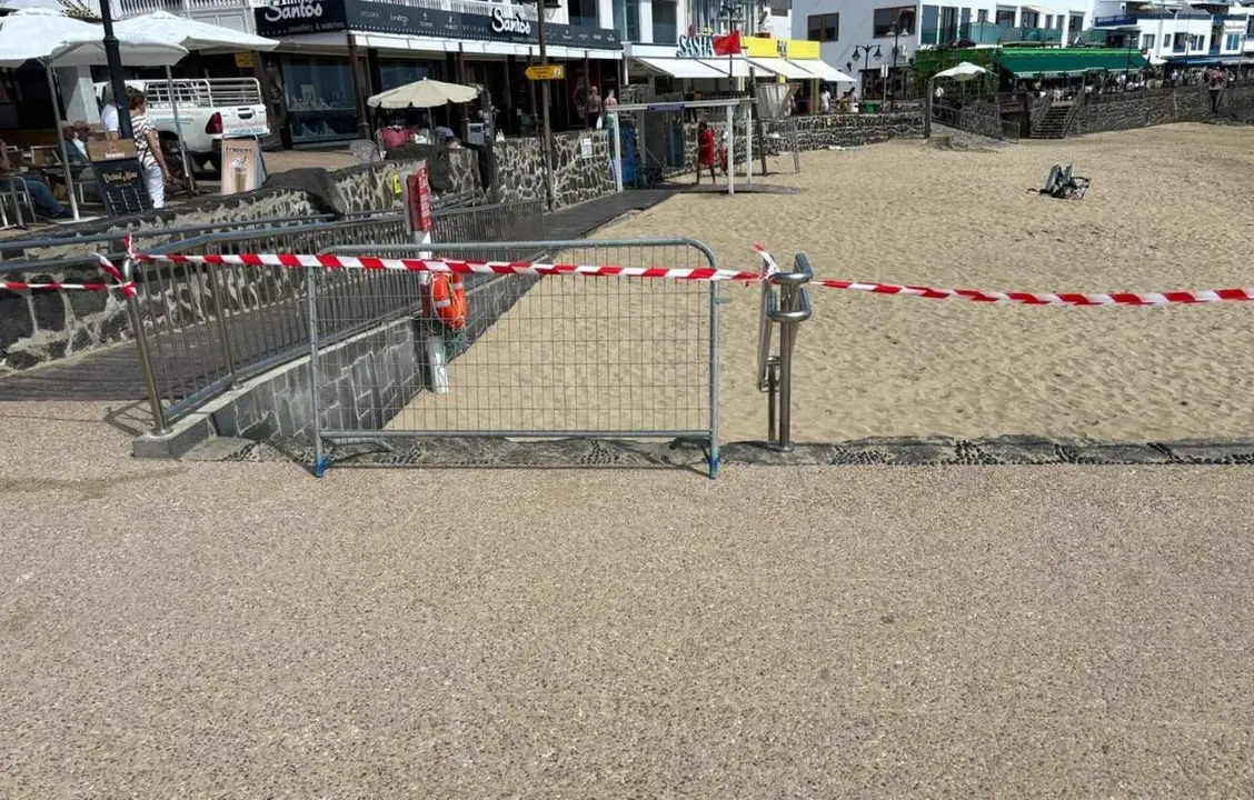 Foto de archivo cierre de playa en Playa Blanca (1)