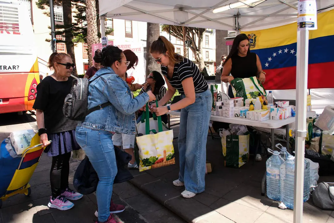 Un grupo de ciudadanos venezolanos residentes en Tenerife ha organizado este viernes un centro de recogida de agua, alimentos no perecederos, recursos m&eacute;dicos, ropa y abrigo en el municipio de La Laguna para los afectados por el doble terremoto de Venezuela del pasado mi&eacute;rcoles, que ha dejado centenares de muertos y personas desaparecidas. EFE/Alberto Vald&eacute;s