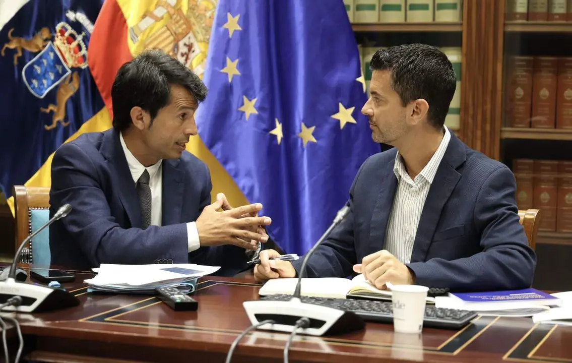 Marcos Bergaz junto al Director General de Infraestructuras Educativas del Gobierno canario Iv&aacute;n Gonz&aacute;lez