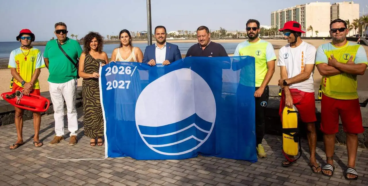 El Ayuntamiento de Arrecife iza la Bandera Azul 2026 27 en El Reducto que avala la buena calidad de sus aguas y los buenos servicios a los ba&ntilde;istas
