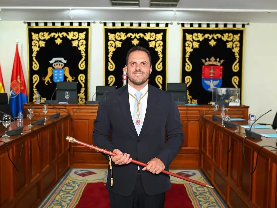 Momento de la proclamaci&oacute;n de Yonathan de Le&oacute;n como alcalde de Arrecife, tras el pleno municipal celebrado el 7 de Julio de 2023