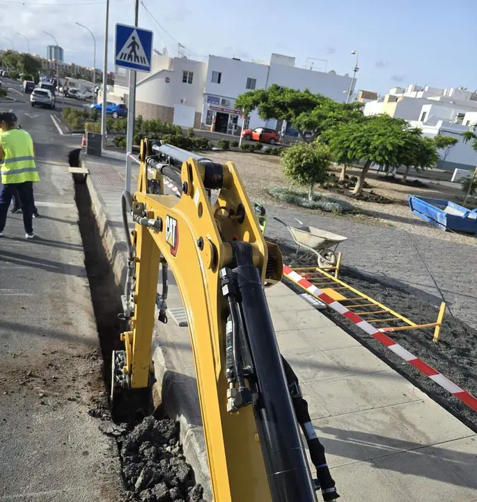 Con esta nueva red el&eacute;ctrica tambi&eacute;n se mejorar&aacute; el alumbrado p&uacute;blico del IES Las Salinas y el paso subterr&aacute;neo bajo la Circunvalaci&oacute;n de Arrecife