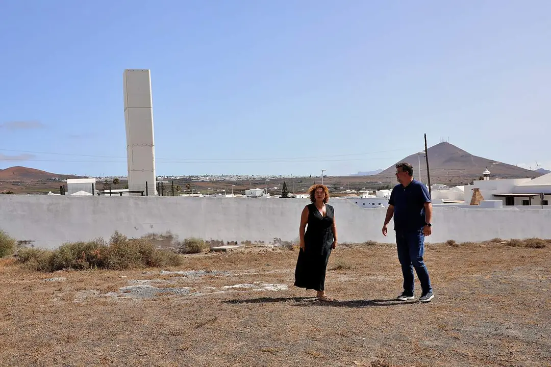 Foto El alcalde de San Bartolomé, Isidro Pérez y la concejala de Urbanismo, Marlene Romero