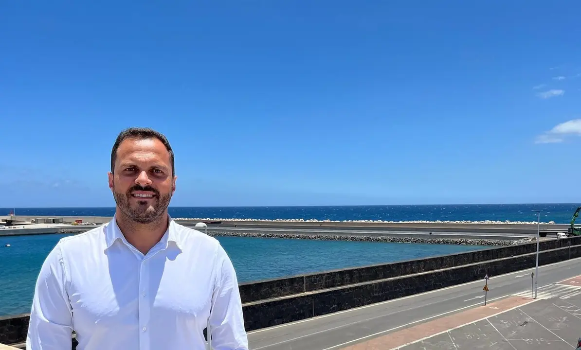 El alcalde  Yonathan de Le&oacute;n reivindica mayores inversiones de la Autoridad Portuaria de Las Palmas en Arrecife, ciudad que aporta el 30 % de la cifra de negocios por turismo de cruceros a Puertos de las Palmas