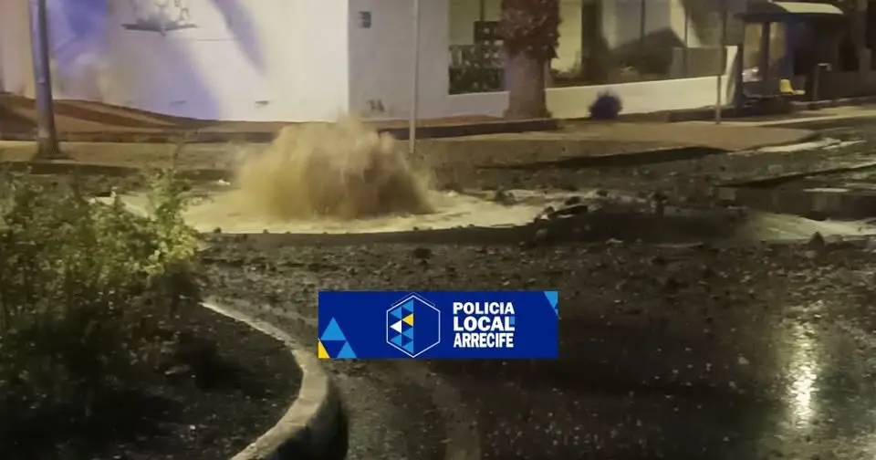 La Polic&iacute;a Local, presente anoche en la zona, levant&oacute; acta por vertidos de aguas fecales de la red del Consorcio, que afect&oacute; a viviendas, comercios y v&iacute;a p&uacute;blica