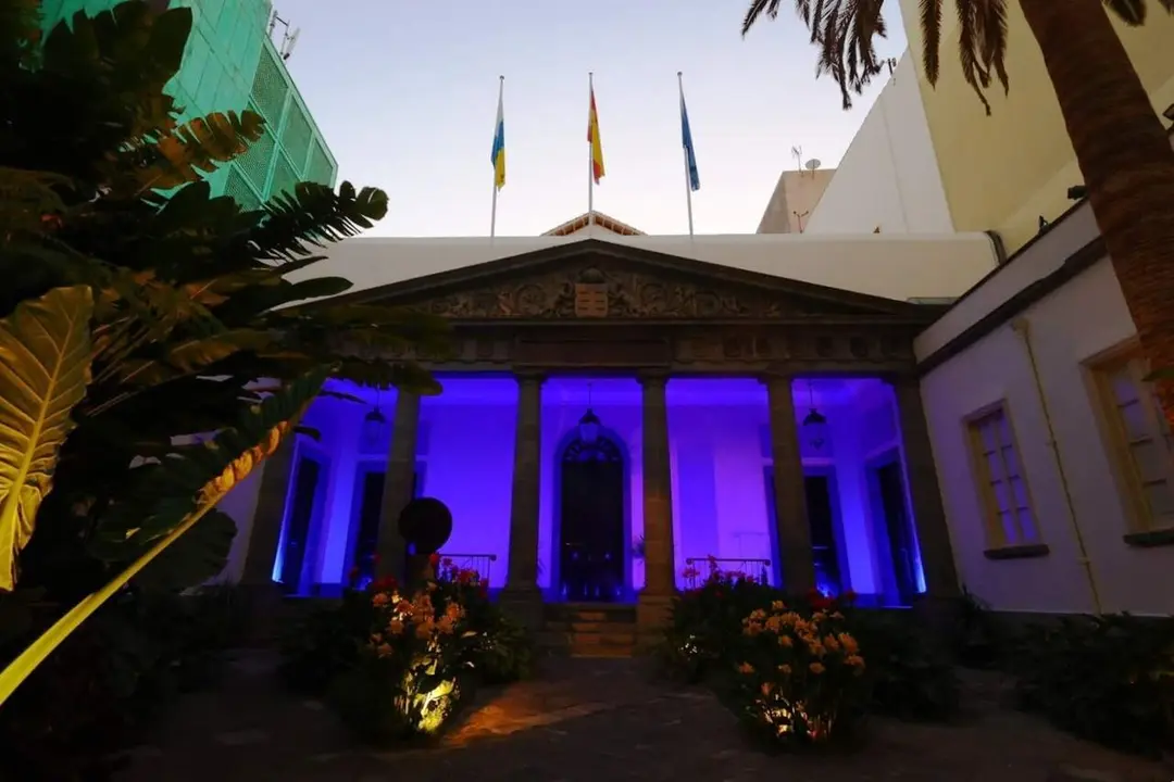 La fachada del Parlamento iluminada de azul por el D&iacute;a Mundial de la Prevenci&oacute;n de Ahogamientos