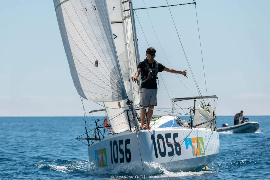 Alonso P&eacute;rez en la proa de su Mini 6.50 . Foto L. Ricotta, regata Roma X Riva. Club Circolo Nautico Riva di Traiano