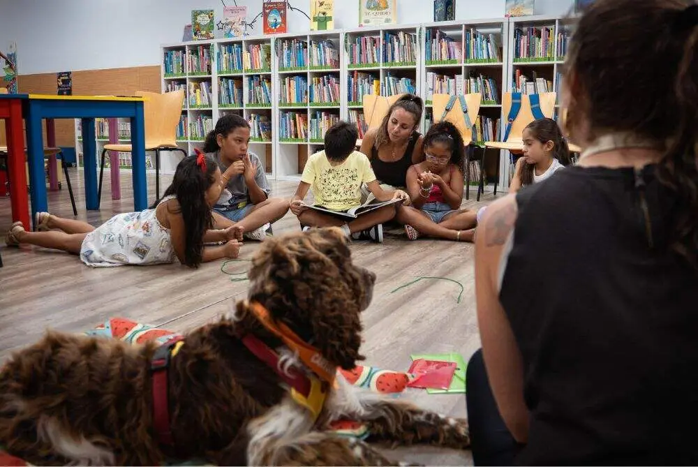 El perro &lsquo;Cartucho&rsquo; anima a la lectura