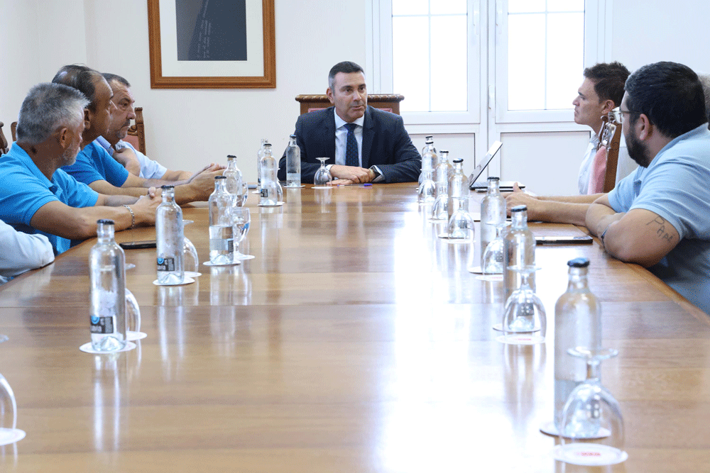 Reuni&oacute;n de los taxistas con el Cabildo