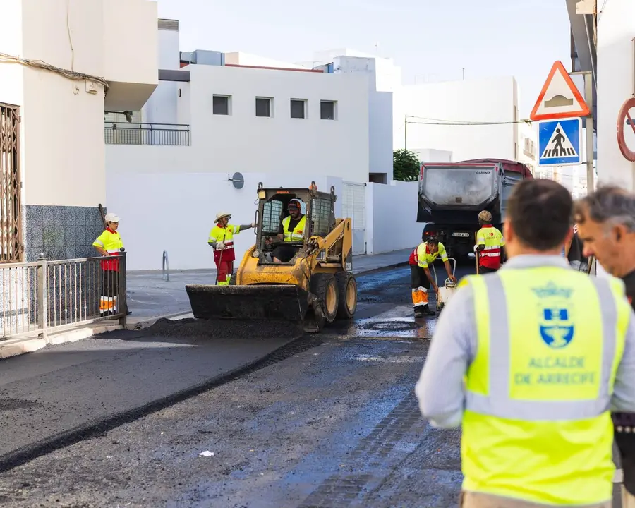 El alcalde Yonathan de Le&oacute;n supervisa los trabajos de reasfaltado en las calles junto al colegio Nieves Toledo, que concluir&aacute;n esta semana