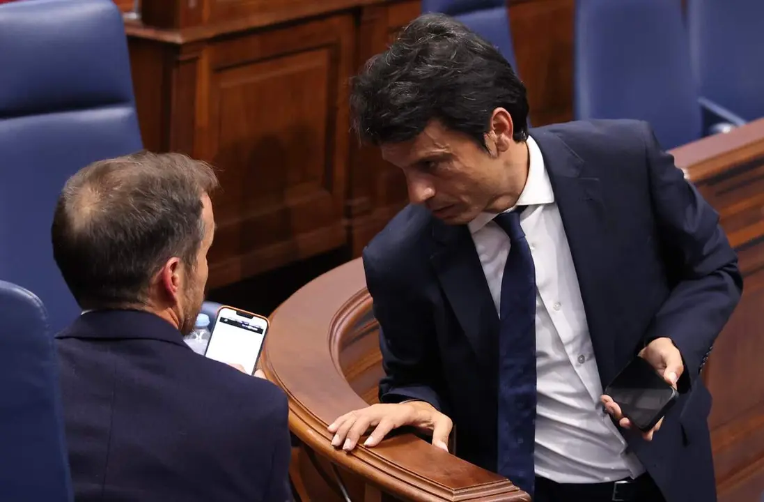 Marcos Bergaz (PSOE) junto al consejero Hernández Zapata (PP) durante un pleno del parlamento 