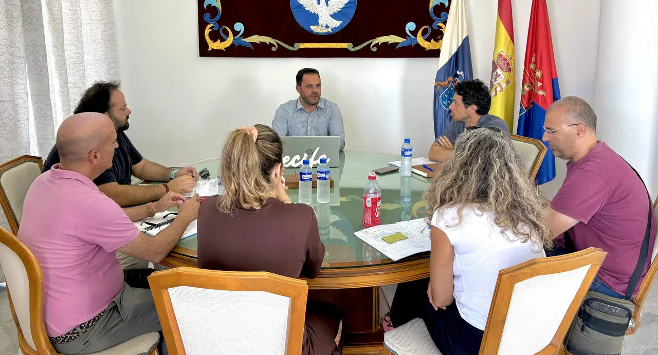 El alcalde Yonathan de Le&oacute;n con el equipo t&eacute;cnico de la Concejal&iacute;a de Obras perfilando las pr&oacute;ximas licitaciones con una inversi&oacute;n en los barrios cercana a las 37 millones 