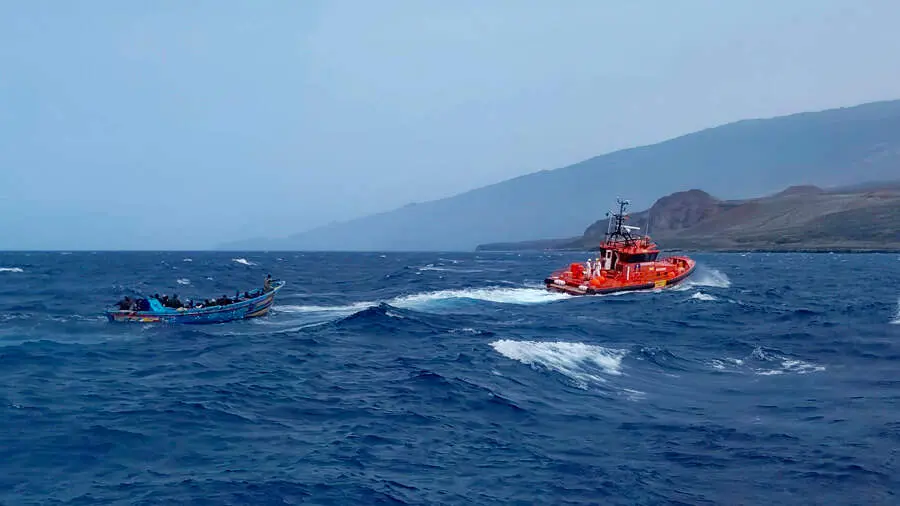 &nbsp;Salvamento Mar&iacute;timo ha rescatado este jueves un cayuco con 54 inmigrantes a bordo, entre ellos seis mujeres, cuando estaba a punto de llegar a El Hierro tras once d&iacute;as de traves&iacute;a desde Guinea-Bis&aacute;u. En la imagen, remolque del cayuco en aguas de el Hierro. EFE/ Salvamento Mar&iacute;timo