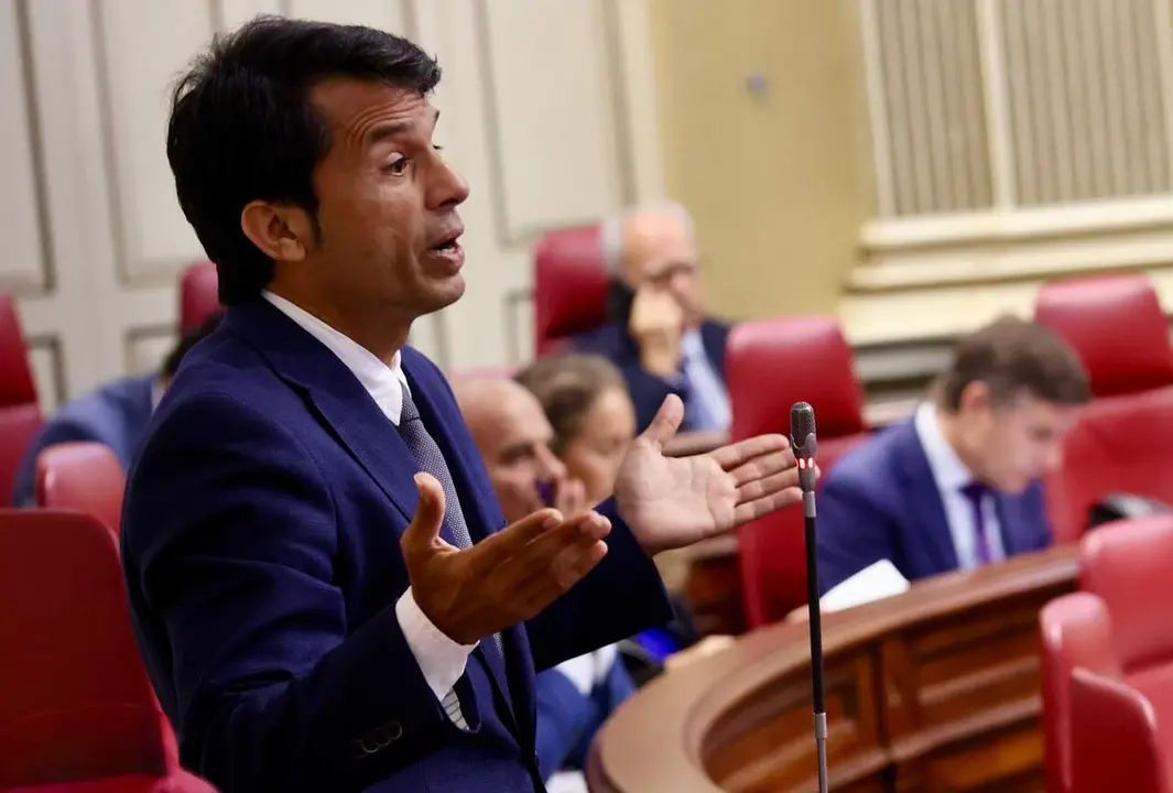 Marcos Bergaz (PSOE) durante una intervención en el pleno del parlamento 