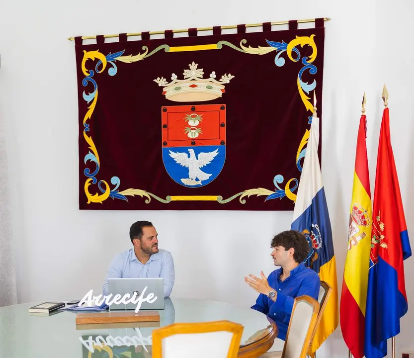 El alcalde de Arrecife Yonathan de Le&oacute;n felicita al joven Mariano Stinga Gonz&aacute;lez, vecino de Arrecife, por su trayectoria universitaria y sus matr&iacute;culas de honor en los TFG 