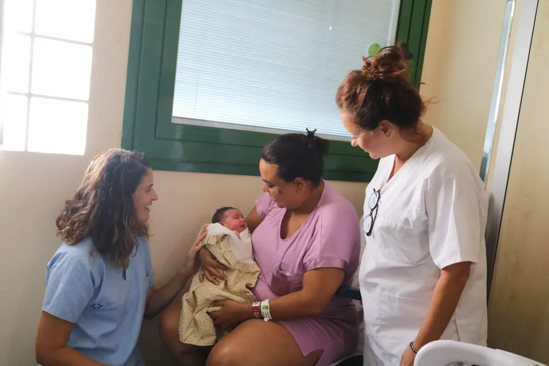 Profesionales, madre y beb&eacute;