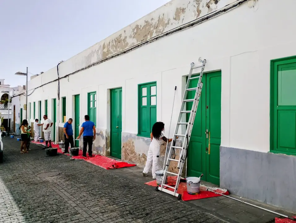 La Concejal&iacute;a de Obras del Ayuntamiento de Arrecire restaura los exteriores del antiguo colegio de La Marina, exterior de La Recova Municipal