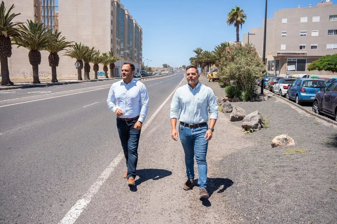 El alcalde de Arrecife, Yonathan de Le&oacute;n, y el consejero de Obras P&uacute;blicas, Jacobo Medina, en la calle Manolo Millares que cambiar&aacute; su imagen urbana con esta inversi&oacute;n municipal 1