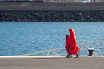 FOTO: EFE. Salvamento auxilia a una patera con 60 migrantes a bordo, con una mujer que dio a luz durante la travesía