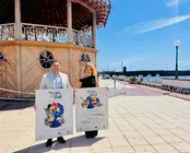 El alcalde de Arrecife, Yonathan de León, y la concejala de Turismo y Comercio, Eli Merino, presentan la programación de la Feria de Abril de Arrecife 