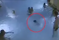 Un niño ahogándose en una piscina llena de gente (síndrome del “ahogado invisible)