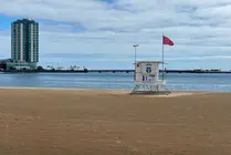 Bandera roja en la playa del Reducto