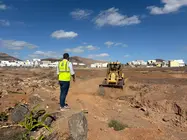 El alcalde de Arrecife, Yonathan de León, se ha trasladado a Argana Alta donde maquinaria municipal sigue trabajando en encauzar los barrancos en Argana Alta, por donde se arrastran las aguas de las lluvias