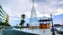 Un enorme árbol de navidad preside la ambientación navideña de Arrecife que será encendida este viernes en La  Plazuela  (4)