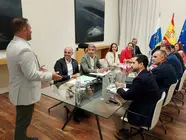 El alcalde de Arrecife Yonathan de León en la reunión del Consejo de Gobierno de Canarias del pasado abril, reunido en Arrecife, donde se aprobó esta subvención para obras del Consejo Insular de Aguas en Argana