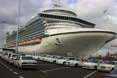 Taxis en el muelle. Imagen de archivo.